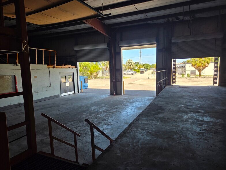 More Photos Of 1100 Waterloo Ave, Sarasota Warehouse For Lease