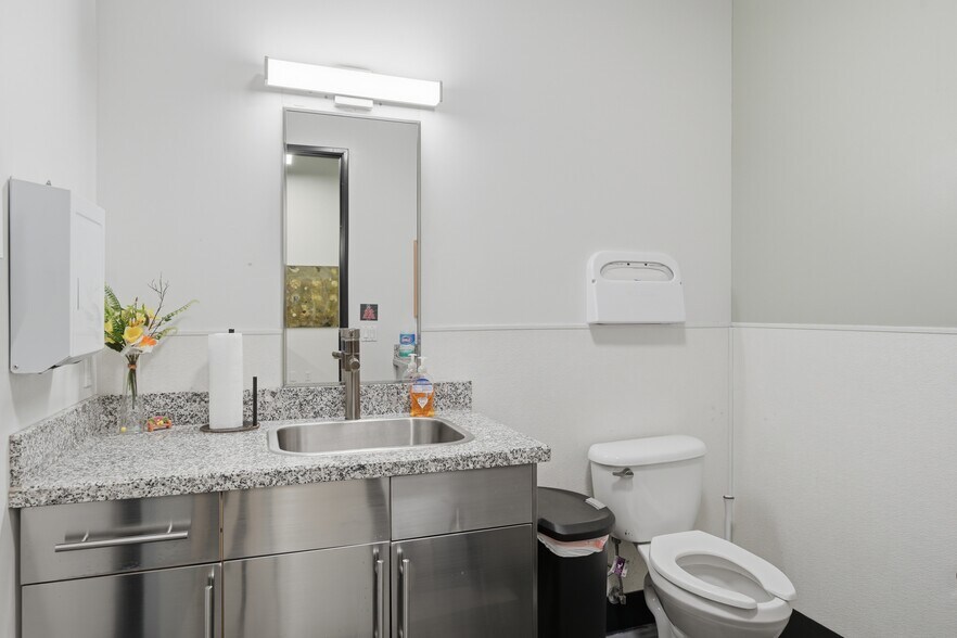 More Photos Of 8495 Redwood Creek Ln, San Diego Manufacturing For Sale