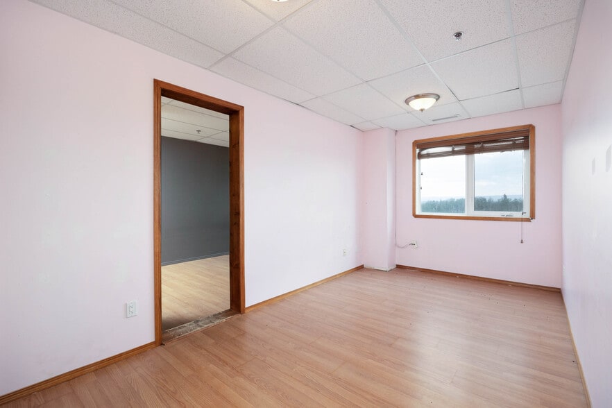 More Photos Of 105 Oak Crt, Anzac Warehouse For Sale
