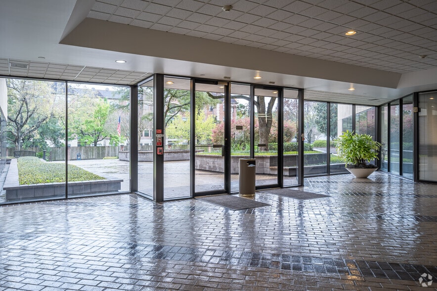 More Photos Of 2121 Sage Rd, Houston Office For Lease