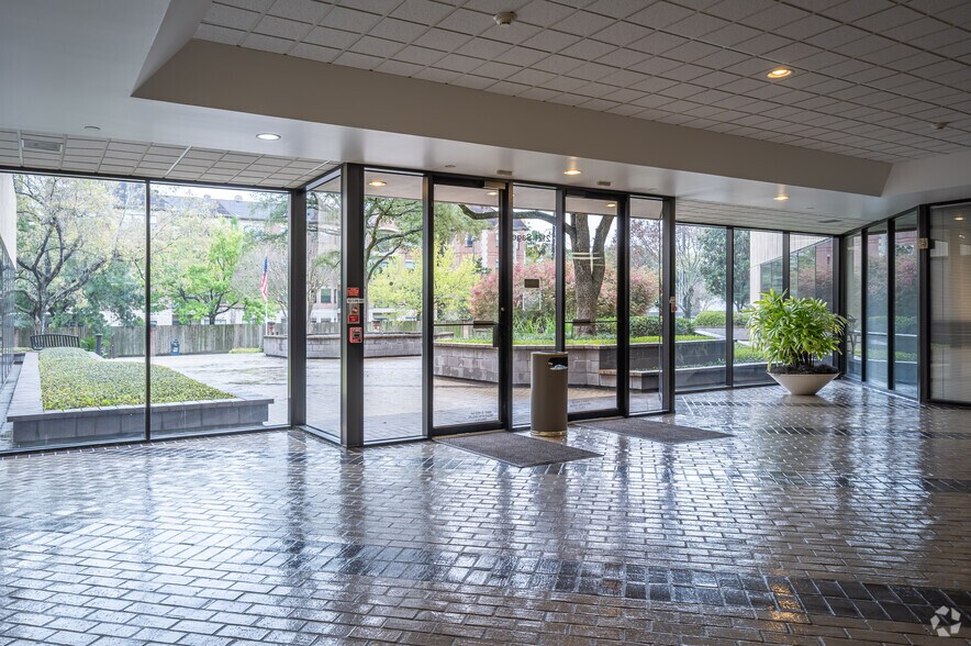 More Photos Of 2121 Sage Rd, Houston Medical For Lease