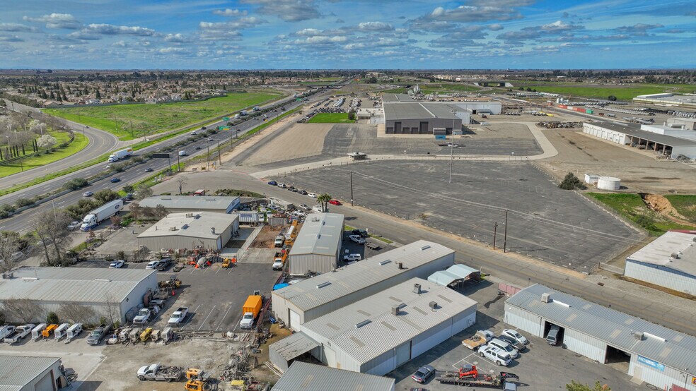 More Photos Of 5753-5755 W Barstow Ave, Fresno Warehouse For Lease