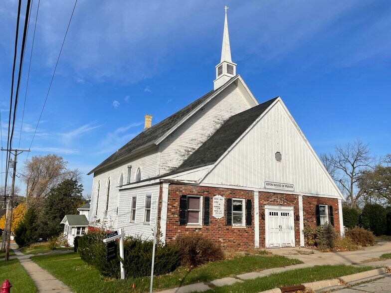 More Photos Of 332 State St, Ripon Specialty For Sale