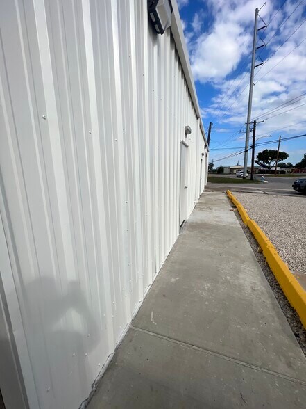 More Photos Of 6229 Dixie Dr, Houston Warehouse For Lease