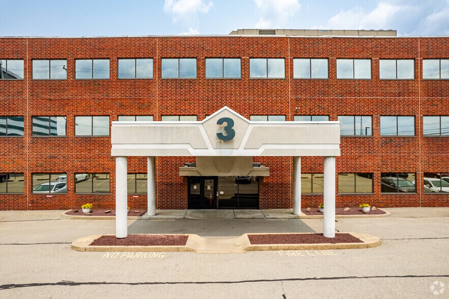 More Photos Of 3 Parkway Center, Pittsburgh Office For Sale