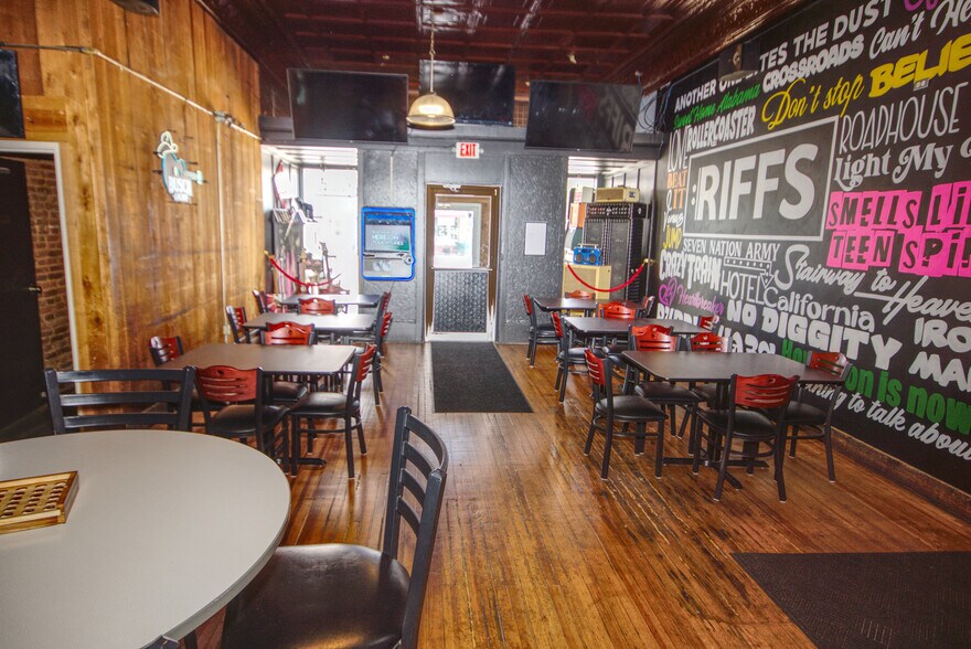More Photos Of 114 E 5th St, Wahoo Bar For Sale