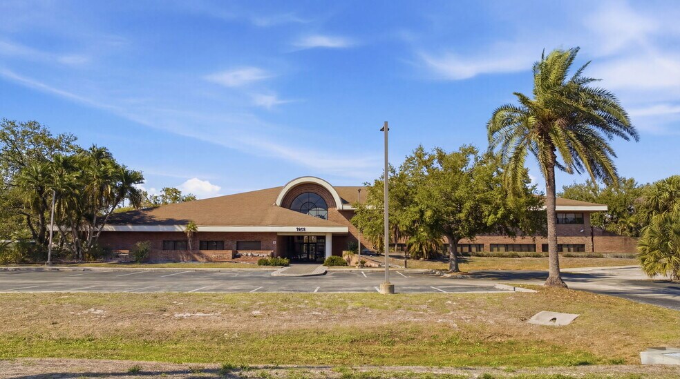 More Photos Of 7655 38th Ave N, Saint Petersburg Office For Sale