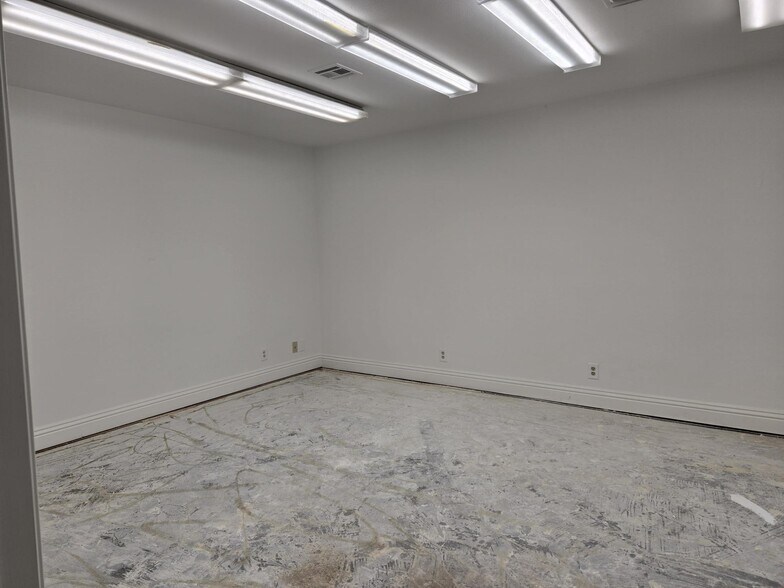 More Photos Of 21520 Strathern St, Canoga Park Service For Lease