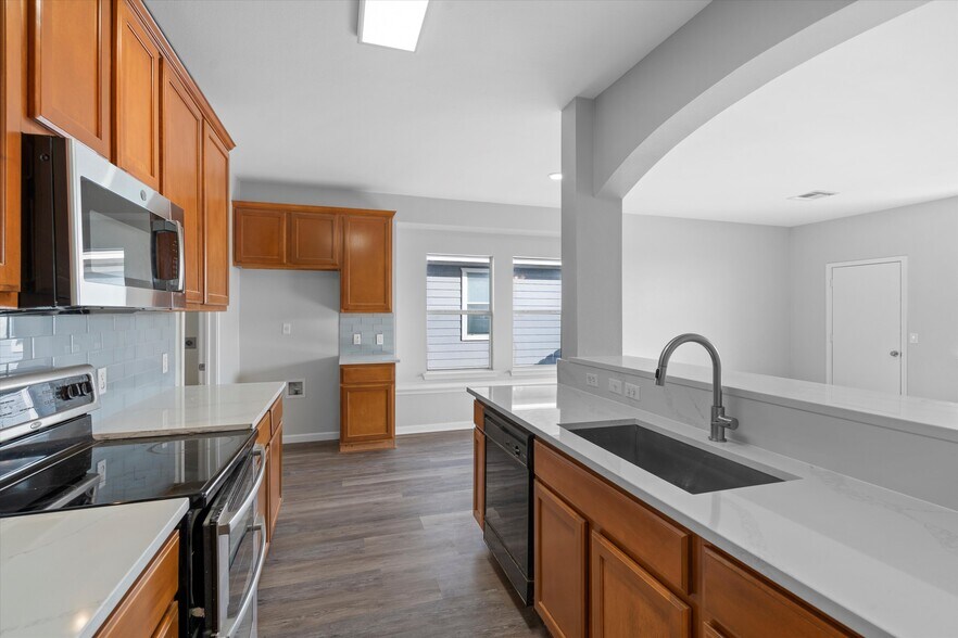 More Photos Of 113 Holmstrom St, Hutto Specialty For Sale