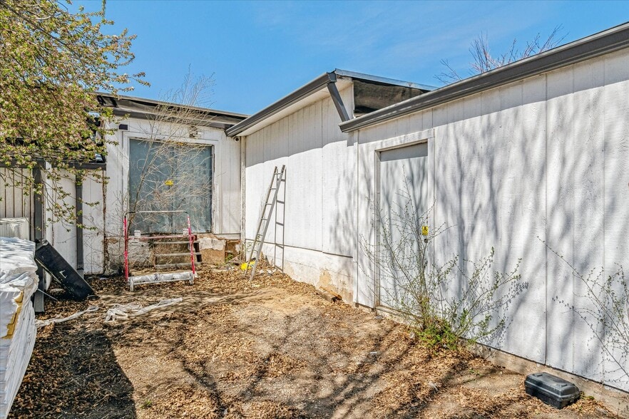 More Photos Of 1050 S Quitman St, Denver Showroom For Sale