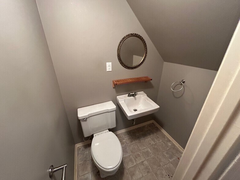 More Photos Of 7608 Hull Street Rd, Richmond Office For Sale