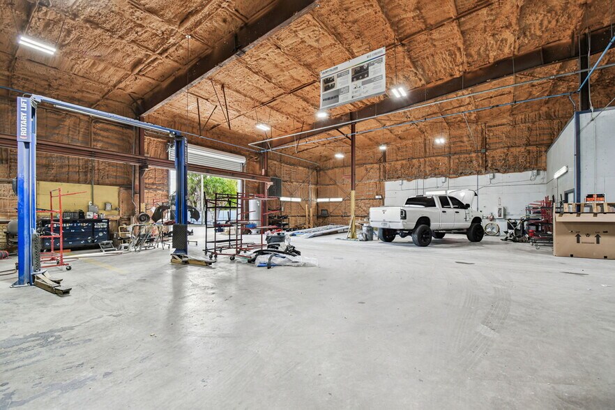 More Photos Of 4811 W Sligh Ave, Tampa Warehouse For Lease