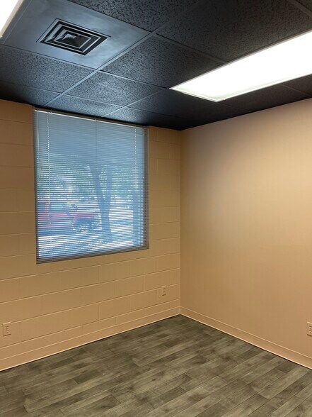More Photos Of 103 S Fannin Ave, Cameron Office For Lease