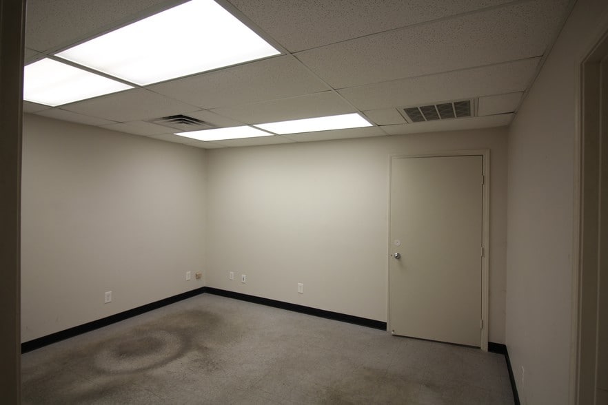 More Photos Of 61 Kinder, San Antonio Warehouse For Lease