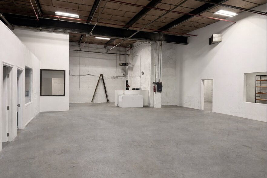 More Photos Of 2515 50th St, Woodside Warehouse For Lease