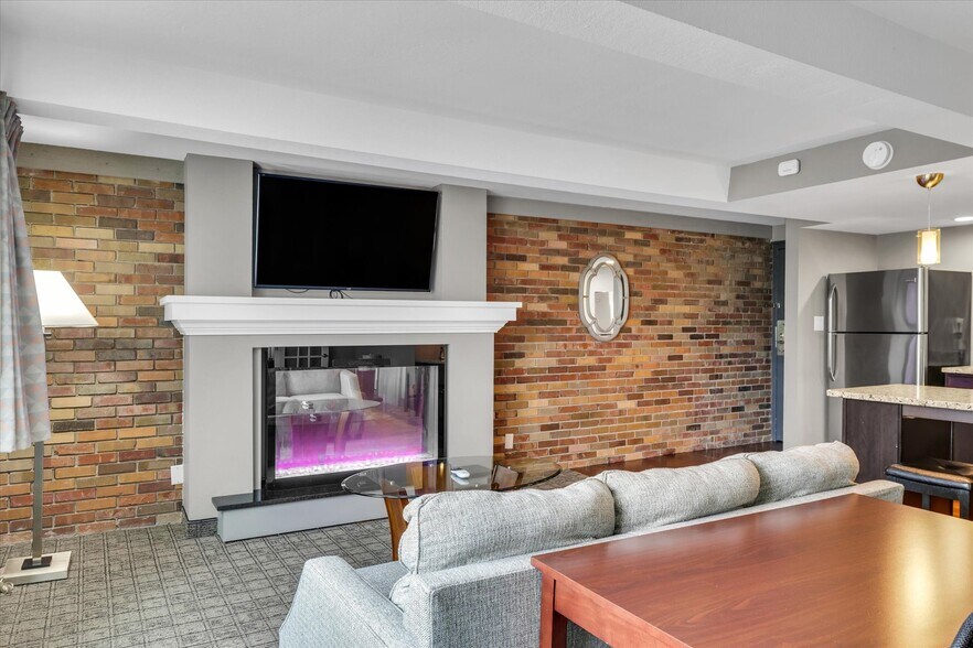More Photos Of 1907 N Cunningham Ave, Urbana Hotel For Sale