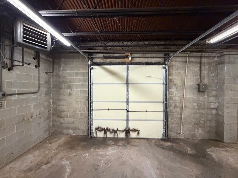 More Photos Of 910 Edgefield St, Greenwood Light Distribution For Sale