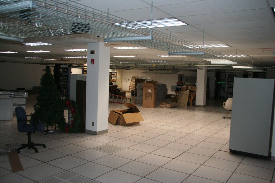 More Photos Of N28W23050 Roundy Dr, Pewaukee Office For Sale