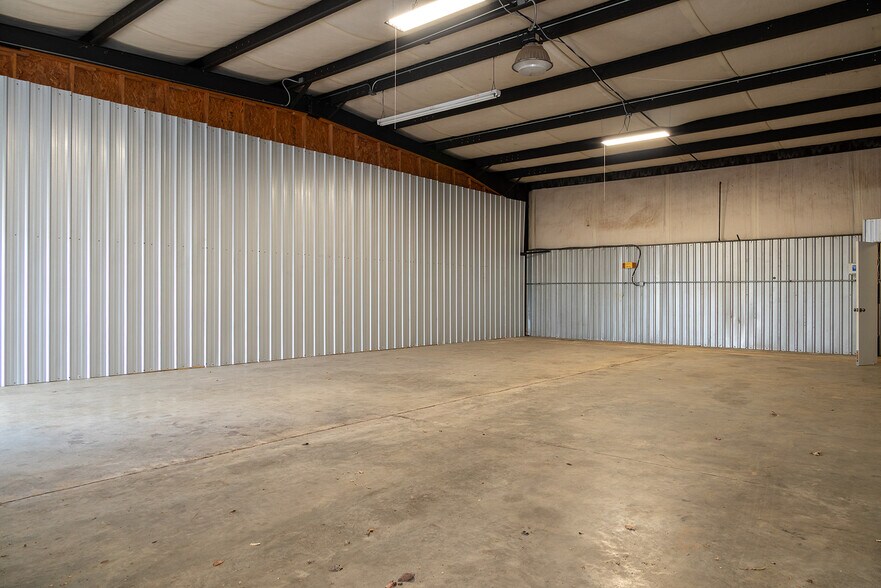 More Photos Of 62 Industrial Park Cir, Benton Light Distribution For Lease