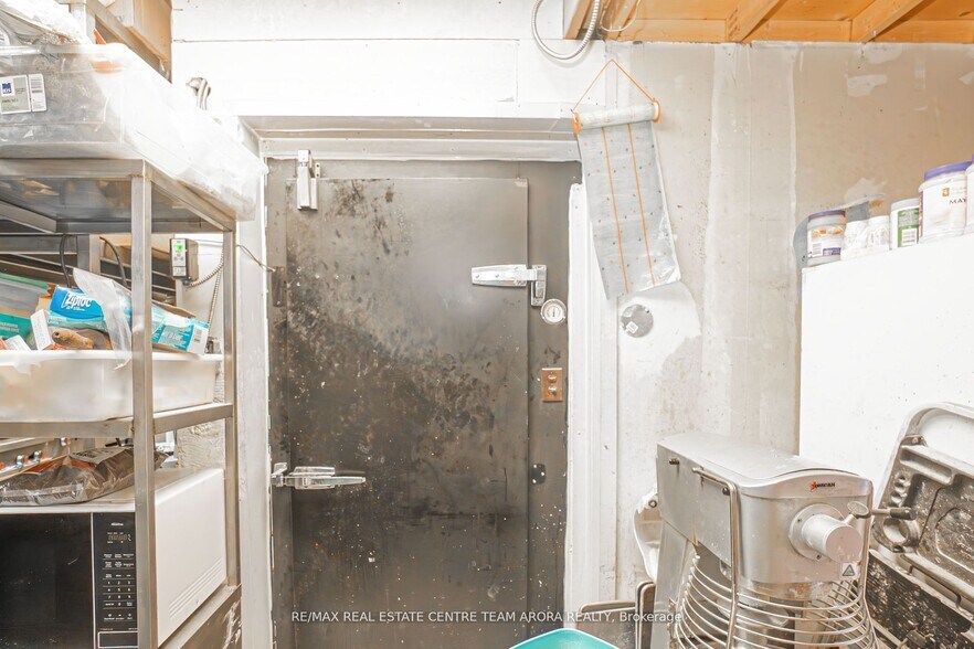 More Photos Of 812 Britannia Rd, Mississauga General Retail For Sale