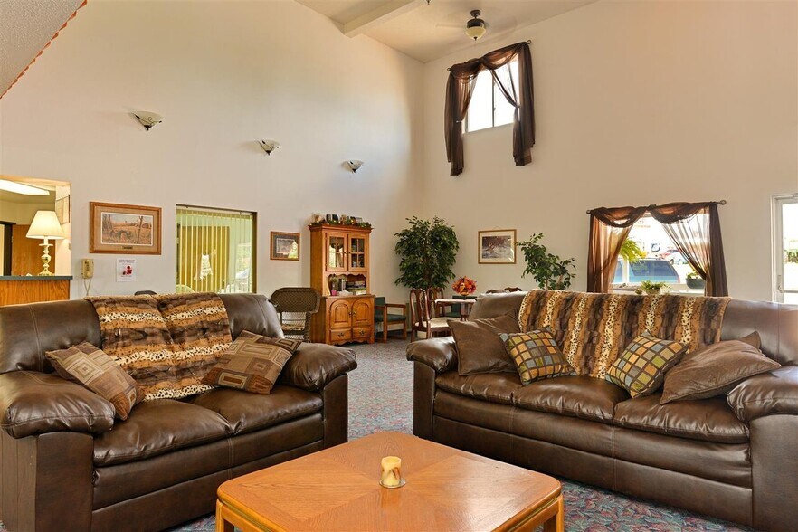 More Photos Of 920 S 3rd Ave, Clear Lake Hotel For Sale