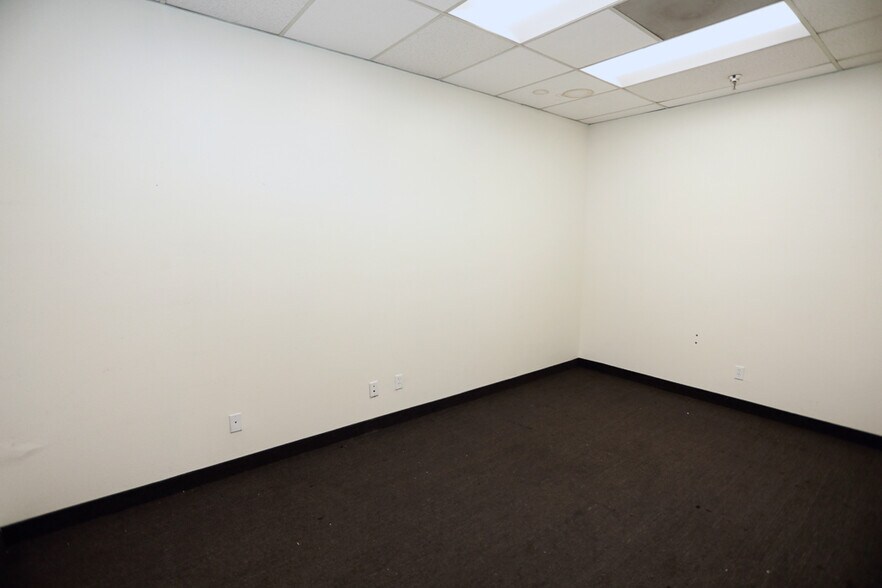 More Photos Of 4301 S Valley View Blvd, Las Vegas Warehouse For Lease