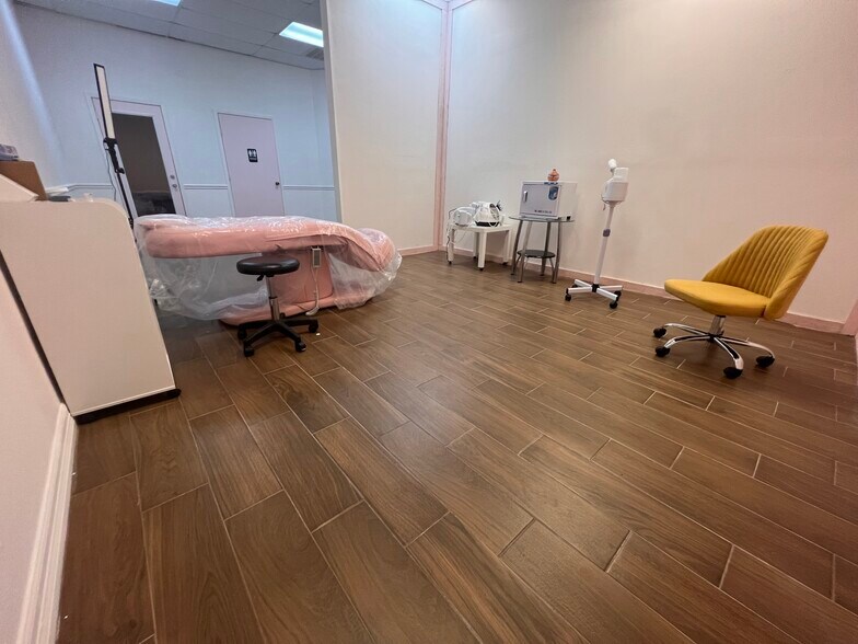 More Photos Of 15327 Gulf Fwy, Houston Unknown For Lease