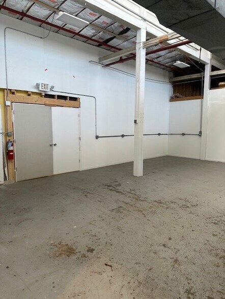 More Photos Of 17-19 Hayward St, Ipswich Manufacturing For Lease