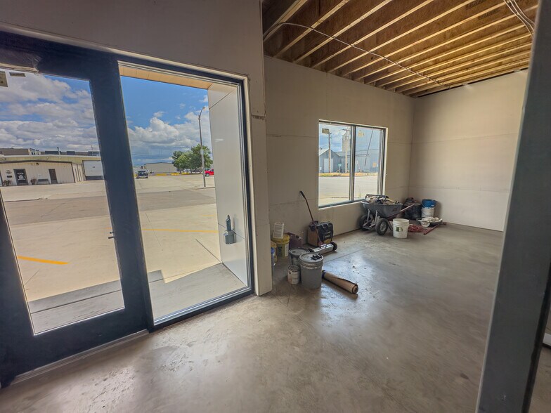 More Photos Of 107 Washington Ave, Williston Flex For Sale