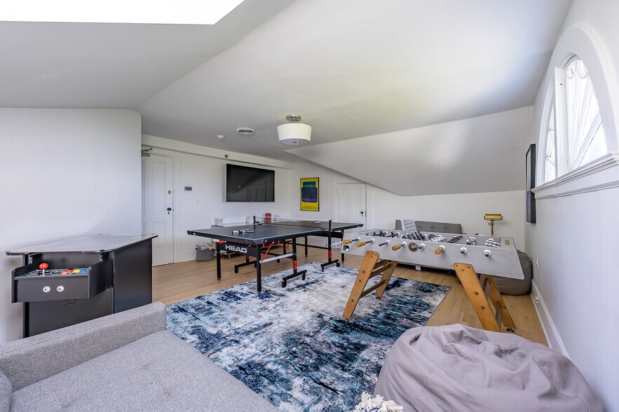 More Photos Of 2 Kemble St, Lenox Hospitality For Sale