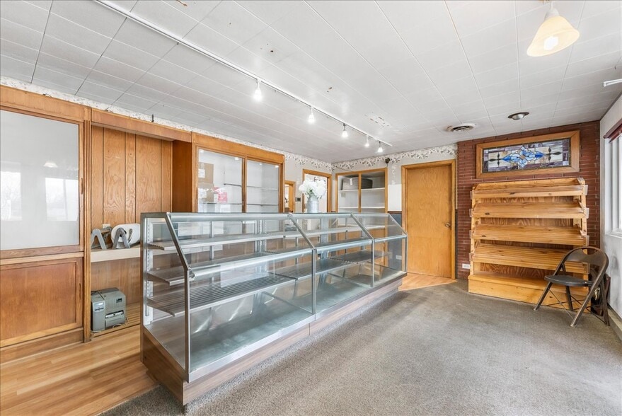 More Photos Of 118 Main St, Luxemburg Specialty For Sale