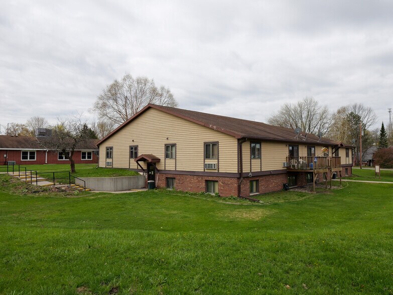 More Photos Of 165 S Chet Krause Dr, Iola Apartments For Sale