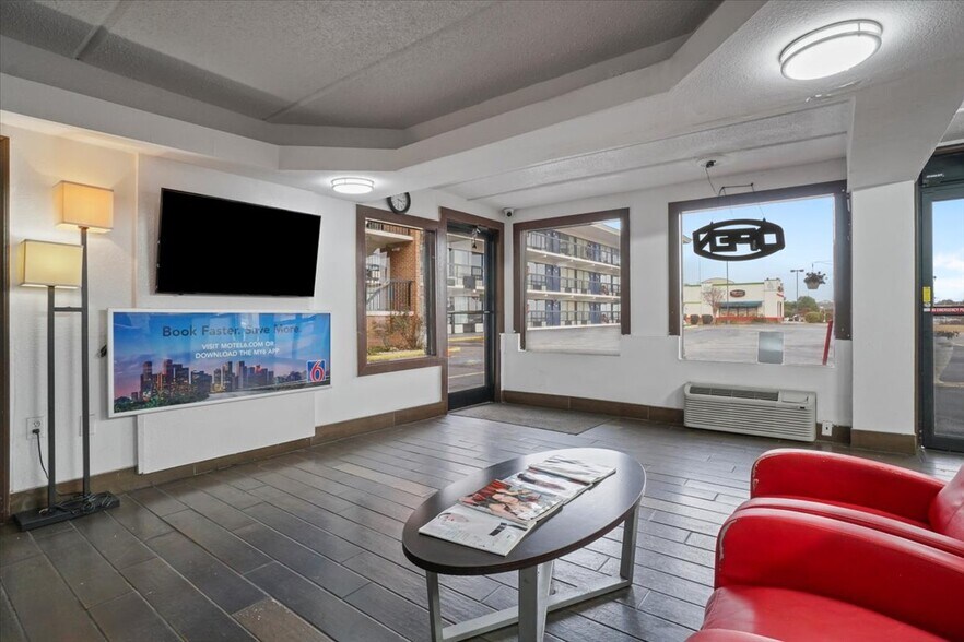 More Photos Of 105 Riverside Pky, Macon-Bibb Hotel For Sale