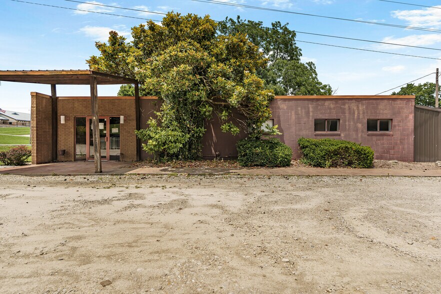 More Photos Of 1401 E Main St, Linn Flex For Sale