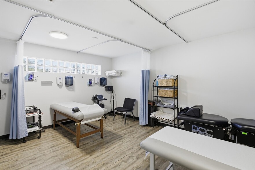 More Photos Of 980 NE 126th St, North Miami Medical For Lease