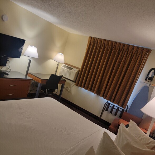 More Photos Of 3040 5th Ave S, Fort Dodge Hotel For Sale