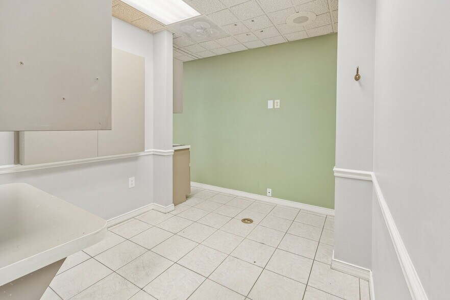More Photos Of 8525-8549 Gunn Hwy, Odessa Unknown For Lease