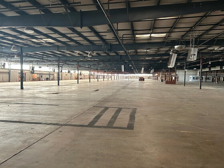 More Photos Of 942 W Park Dr, Selma Warehouse For Sale