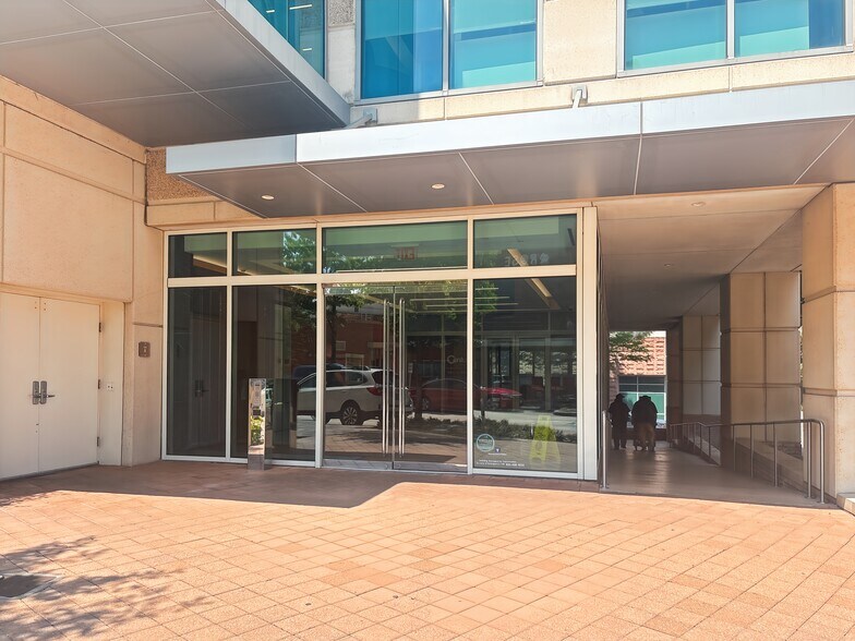 More Photos Of 21 Waterway Ave, The Woodlands Coworking Space