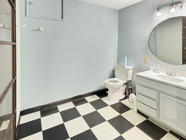 More Photos Of 740 SE Pioneer Way, Oak Harbor Office For Lease