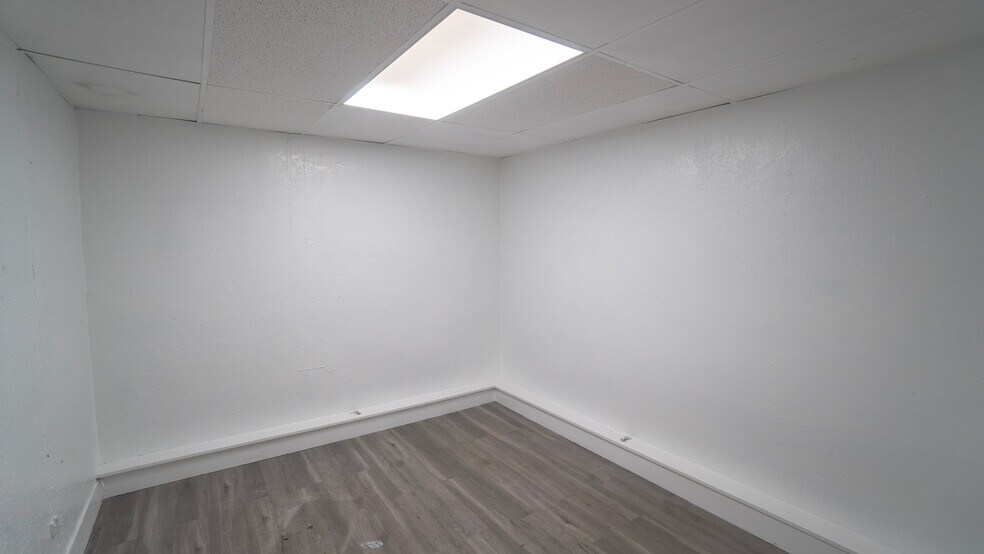 More Photos Of 3609 N 15th St, Tampa Flex For Lease