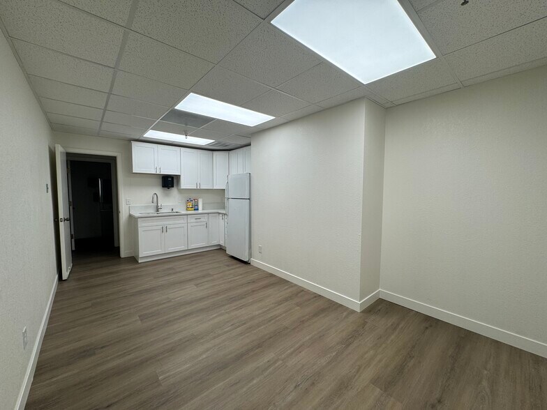 More Photos Of 5250 S 31st Pl, Phoenix Distribution For Lease