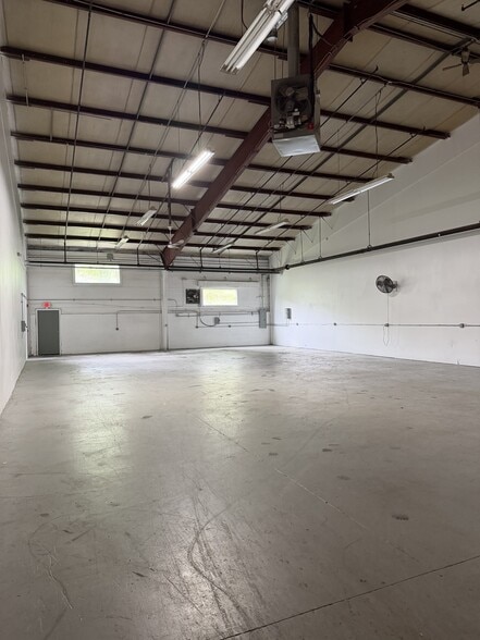 More Photos Of 126 S Turnpike Rd, Wallingford Warehouse For Lease