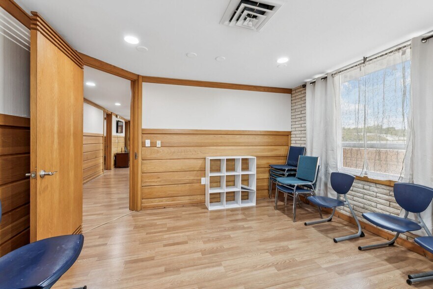 More Photos Of 506 College St W, Fayetteville Office Residential For Sale
