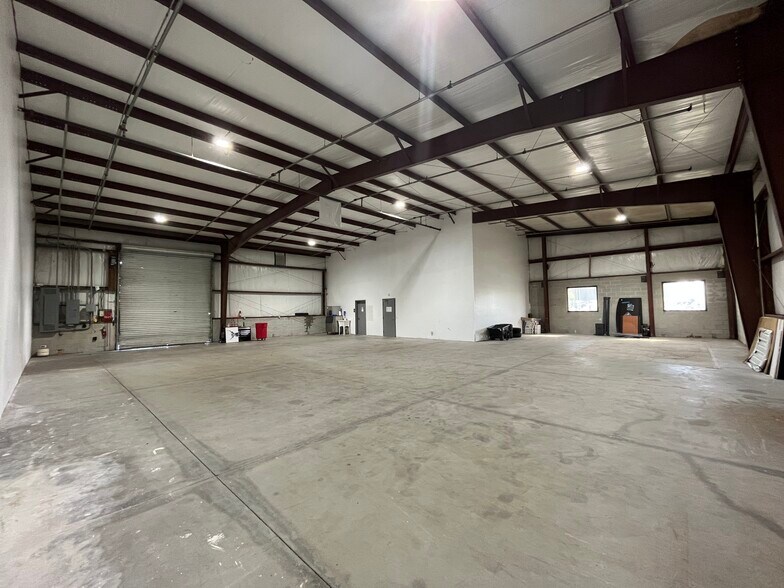 More Photos Of 3748 Ironbridge Blvd, Fort Myers Manufacturing For Sale