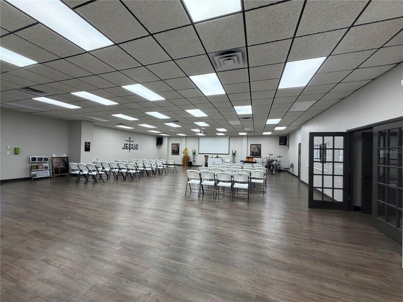 More Photos Of 208 E Lake Ave, Auburndale Religious Facility For Lease