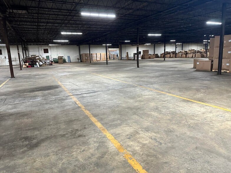 More Photos Of 944 Highway 15 N, New Albany Warehouse For Lease