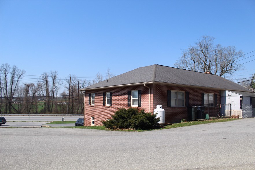 More Photos Of 935 Chestnut St, Gap Showroom For Sale