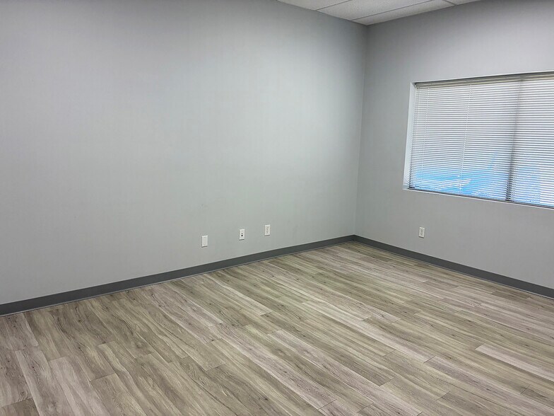 More Photos Of 4800-4820 Poplar Place Dr, Louisville Showroom For Lease
