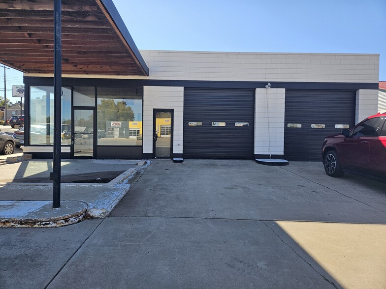 Primary Photo Of 1000 W Main St, Yukon Auto Repair For Sale